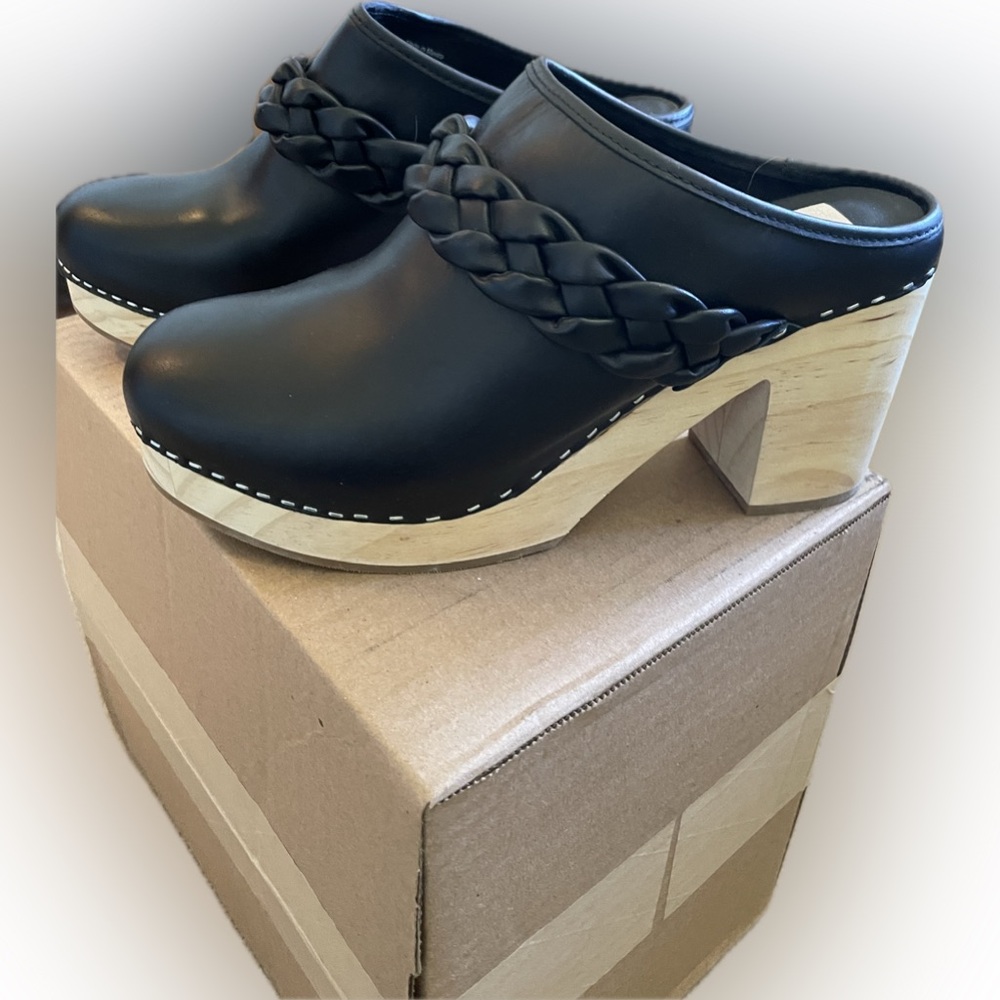 Dolce Vita Black leather Braided Women's Clogs; size 10